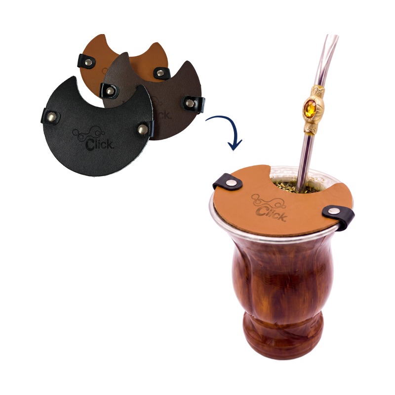 Proteja seu chimarrão do vento e moscas com elegância. O tapa mate em couro personalizado é ideal para eventos tradicionalistas, brindes corporativos e presentes de empresas gaúchas. Gravado a laser, garante alta durabilidade para o seu dia a dia.
Informações Técnicas:
* Impressão / Personalização: Gravação a Laser
* Cor do couro: Preto
* Frente Colorida 4x0
* Código do produto: 100103
OBS.: NÃO ACOMPANHA CUIA E BOMBA.